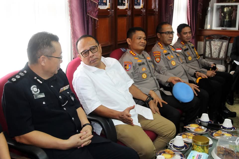 KUNJUNGAN HORMAT KAPOLDA KALBAR KEPADA KOMISIER POLRES SARAWAK