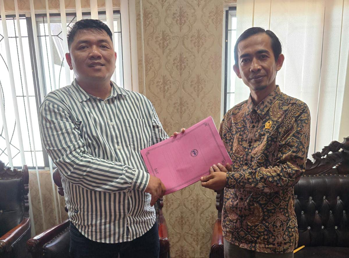 Ada Apa,!!! beberapa Masyarakat Peduli Pendidikan, Sambangi Kantor DPRD Lampung Tengah.