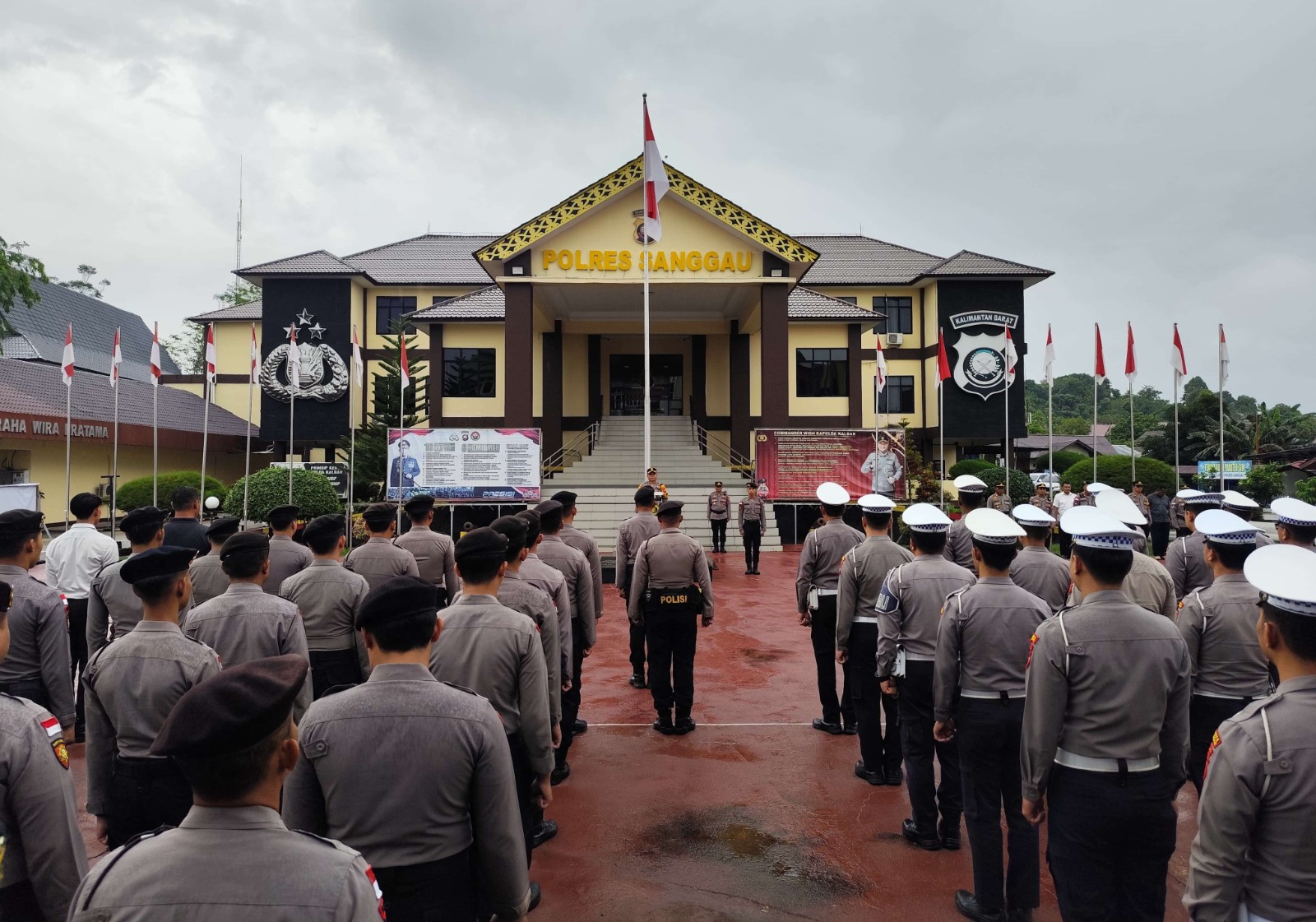Polres Sanggau Gelar Upacara Kenaikan Pangkat Pengabdian dan PNS, Wakapolres: Tanggung Jawab Harus Seiring dengan Pangkat