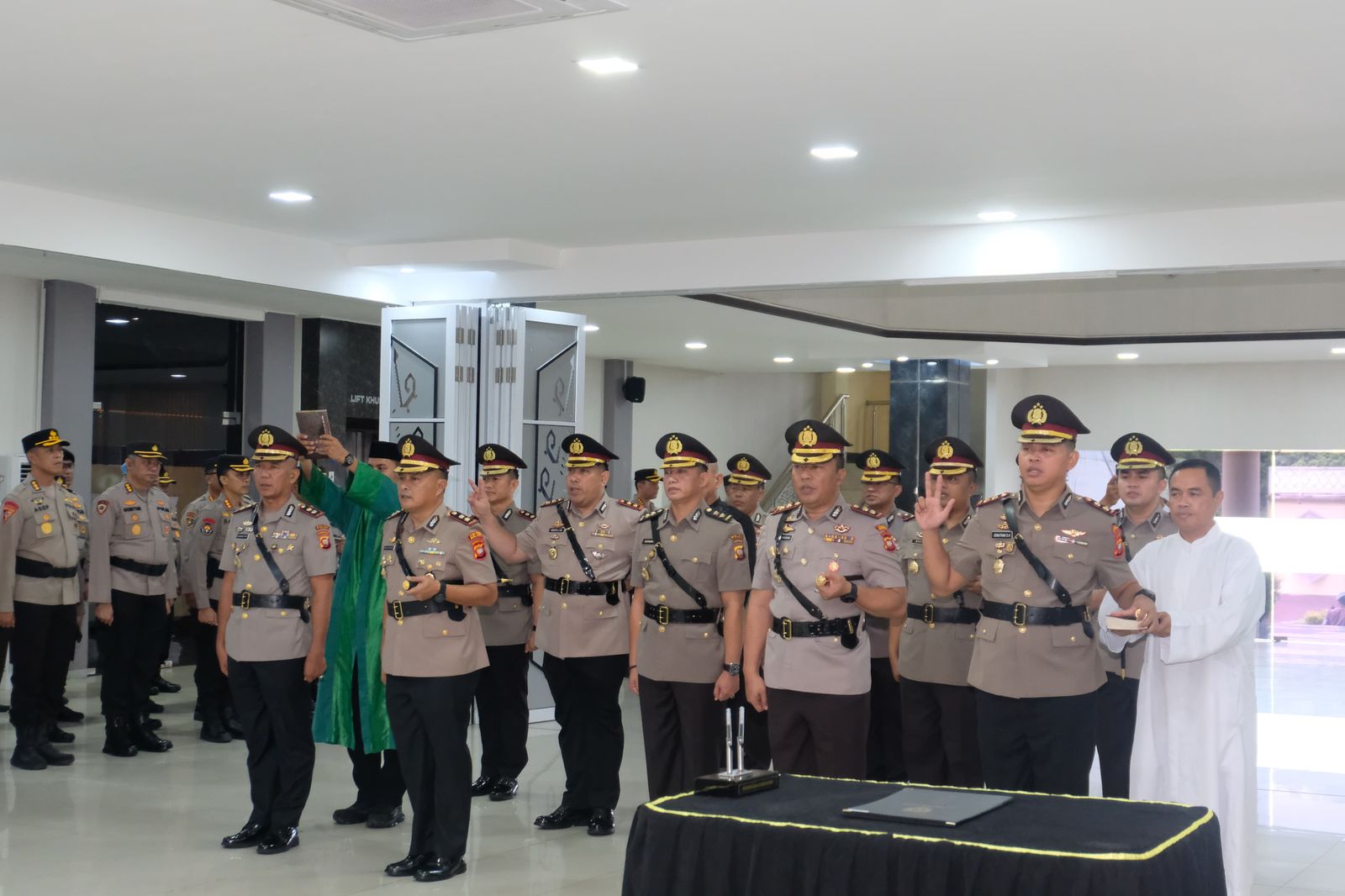 Pimpin Sertijab, Kapolda Kalbar Tekankan Pejabat Baru Untuk Tingkatkan Kolaborasi dan Inovasi dalam Kepemimpinan