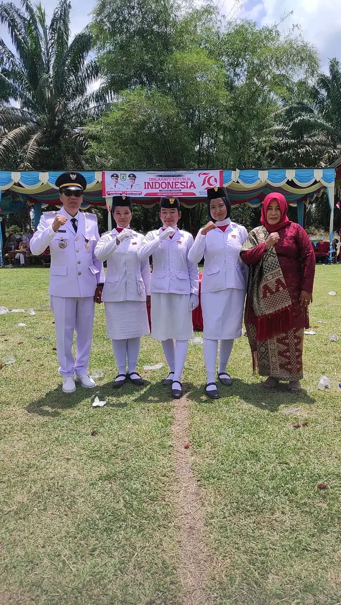 Dalam pengabdian BP camat dn ibu camat. Dirga hayu RI k 79. Merdeka.