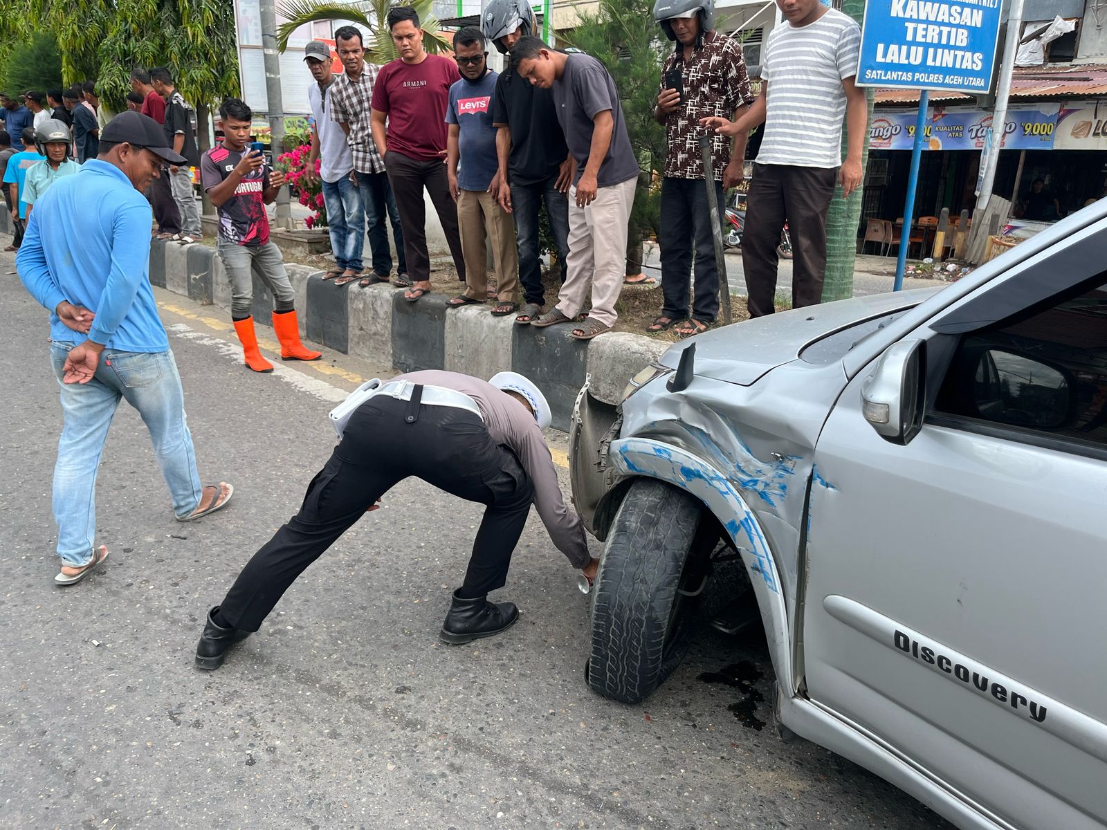 Truk Tangki PDAM Terguling Usai Tabrakan dengan Toyota Rush di Perempatan Lhoksukon