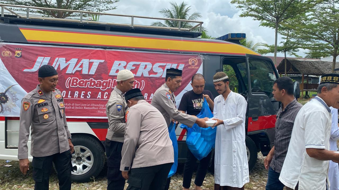 Polres Aceh Utara Lanjutkan Program “Jumat Berbagi Kasih” Usai Idul Fitri, Bagikan Nasi Kotak ke Jamaah Masjid Baitul Atiiq