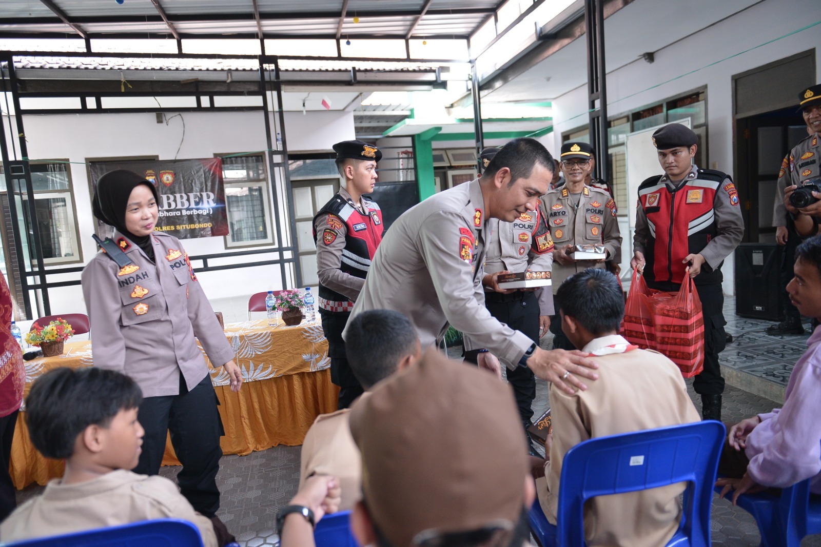 Program Pasabber Kapolres Situbondo Berbagi Makanan Bergizi Untuk Anak Berkebutuhan Khusus*
