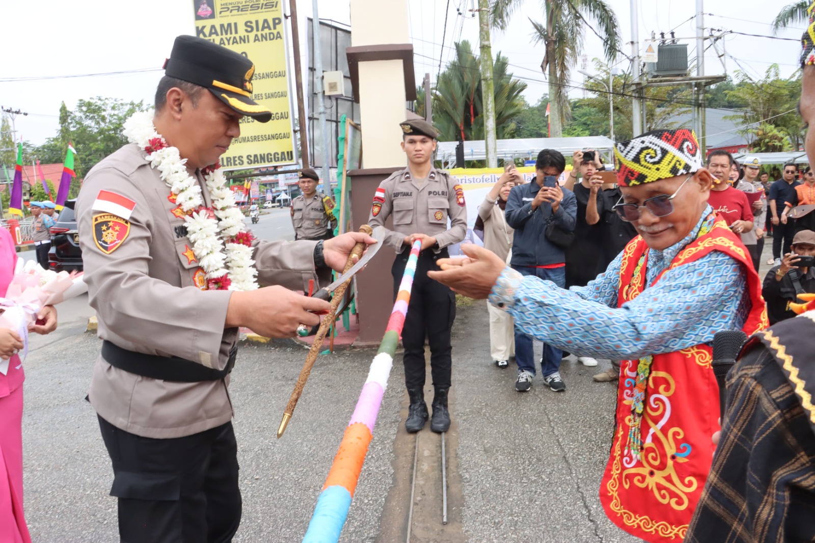 Meriah dan Penuh Makna, Kapolres Baru Sanggau Disambut dengan Tradisi Adat
