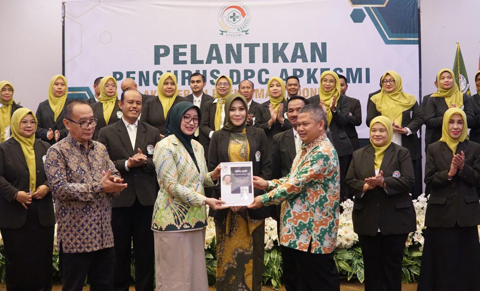Kadinkes Garut dr. Leli Yuliani Lantik Pengurus DPC APKESMI 2025-2030, Dorong Peningkatan Kualitas Pelayanan Puskesmas lebih Profesional