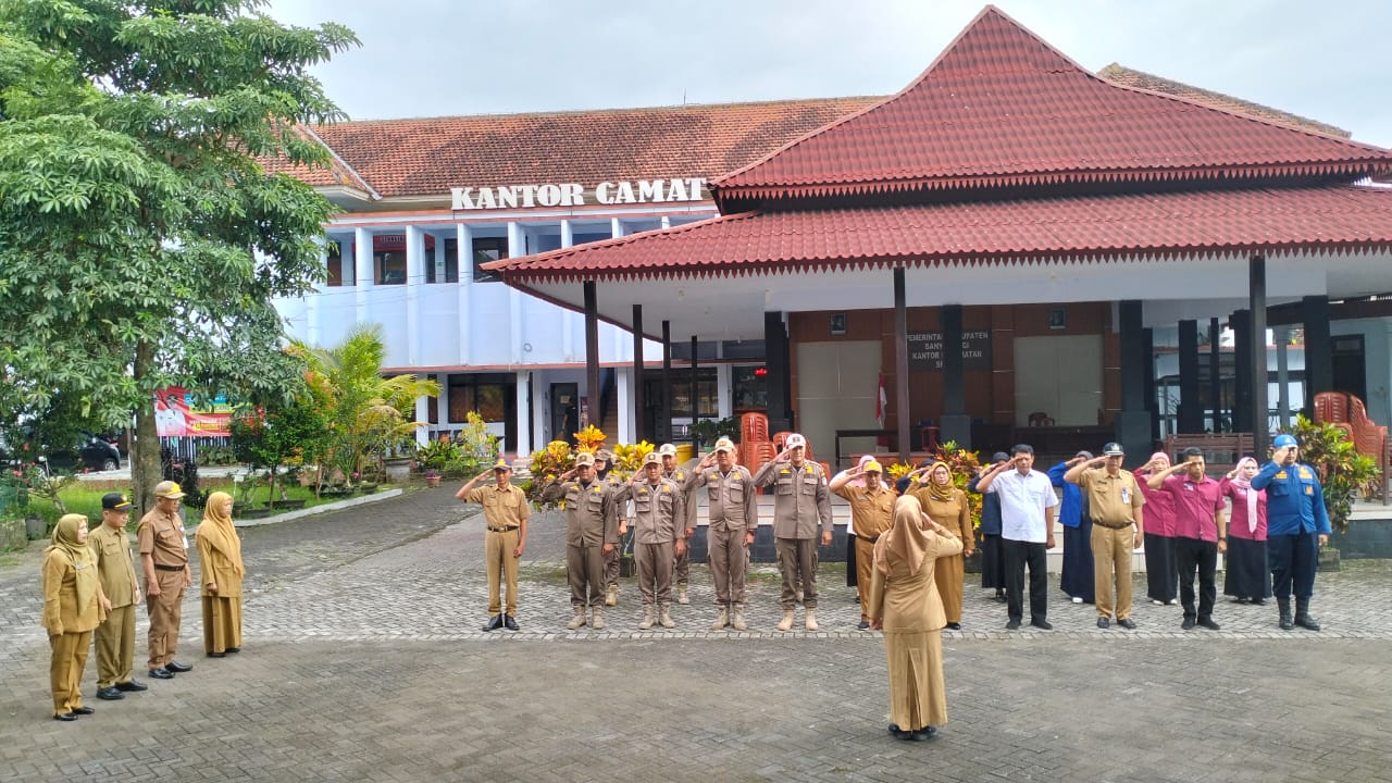 Camat Srono Gelar Apel Masuk Kerja untuk Tingkatkan Disiplin dan Semangat Kerja Pegawai