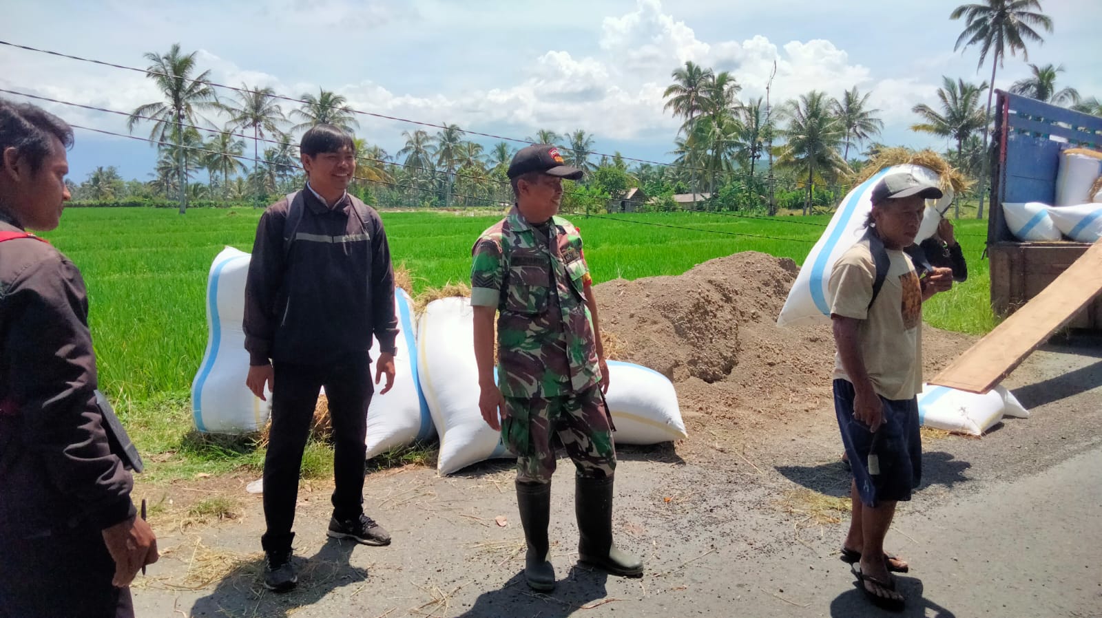 Babinsa Koramil 0825/04 Genteng Kawal Penyerapan Gabah Petani