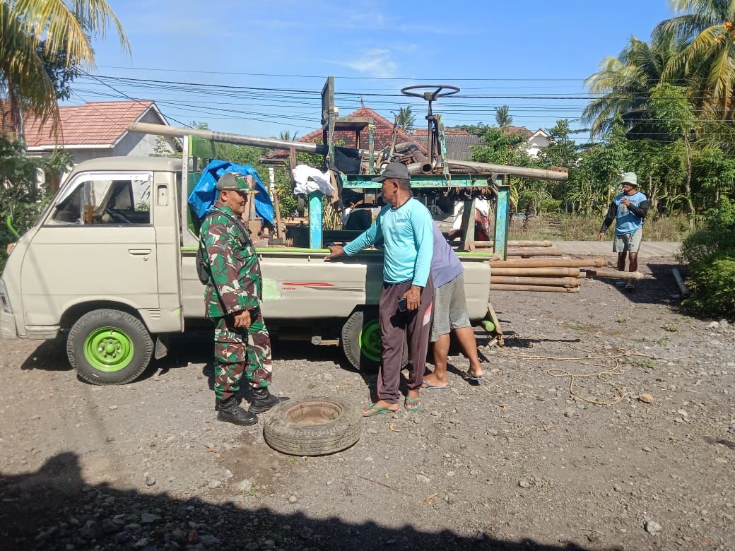 Personel Koramil 0825/11 Pesanggaran Dampingi Penurunan Mesin Sumur Bor Di Desa Sumbermulyo, Dukung Program TNI Manunggal Air