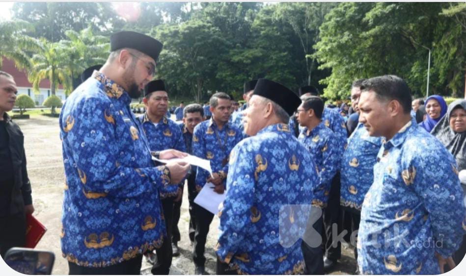 Bupati Halsel Bassam Kasuba saat mengecek Absen OPD saat apel gabungan, Kamis 17 April 2025.