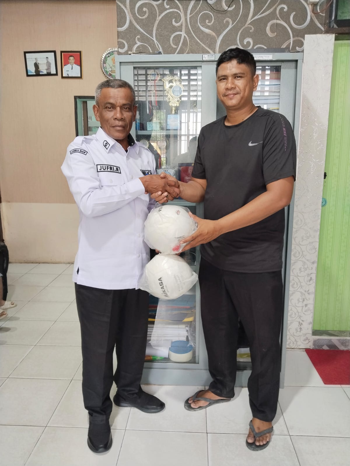 Geuchik Matang Seulimeng Berikan bantuan bola volly kepada Ketua pemuda Lingkungan Empat