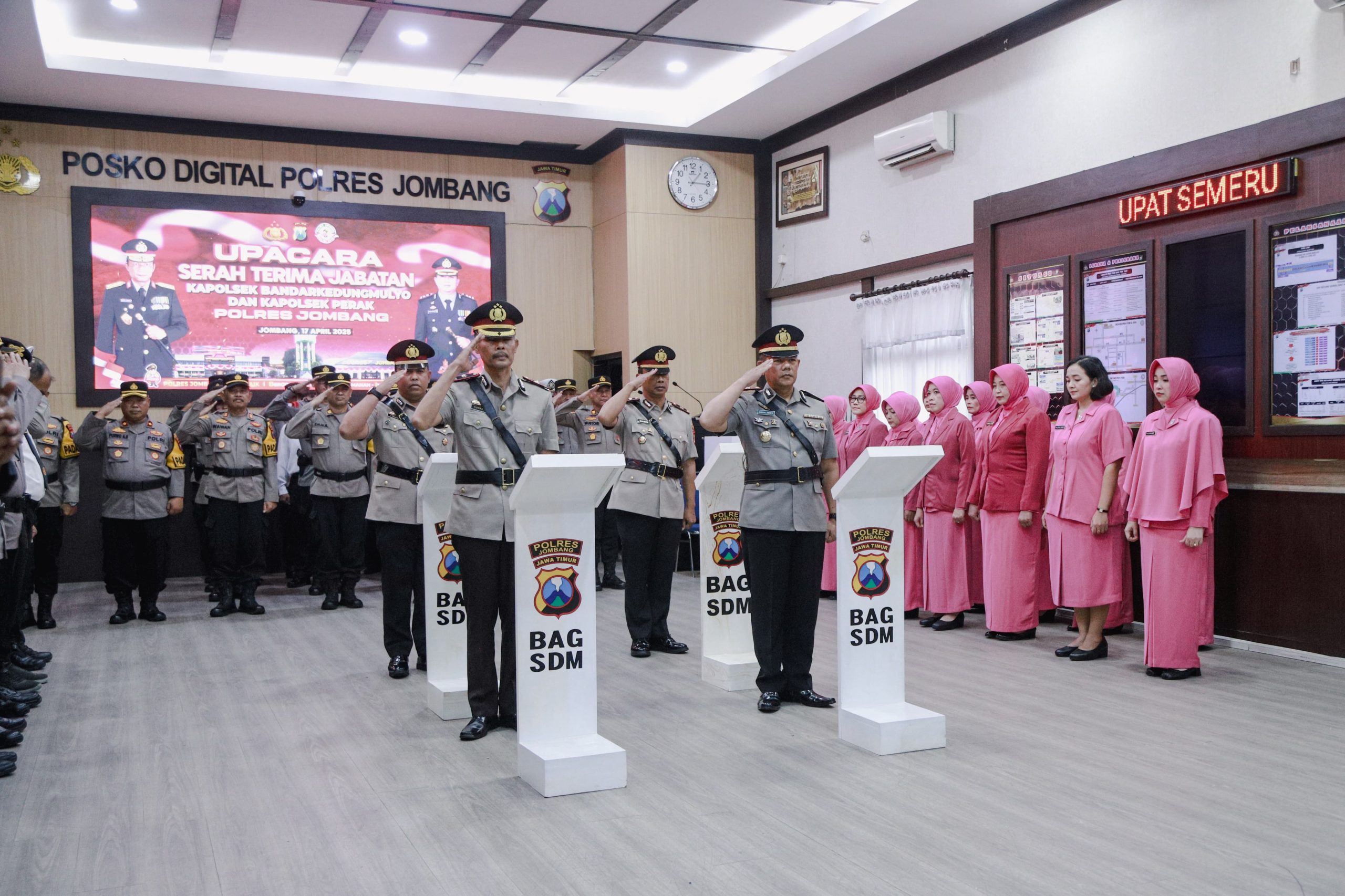 Penyegaran Organisasi, Kapolres Jombang Pimpin Upacara Sertijab Dua Kapolsek.