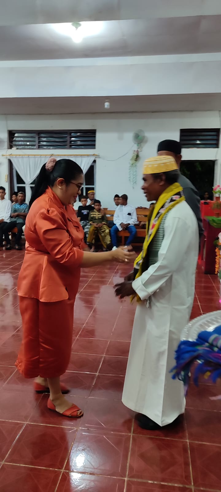 Imam Masjid dan seluruh Jemaah Al-Ikhlas bersama keluarga besar Gereja GMIT Tiberias O’oylah Kokar, ikut meriahkan malam Puji-pujian menjelang Paskah*