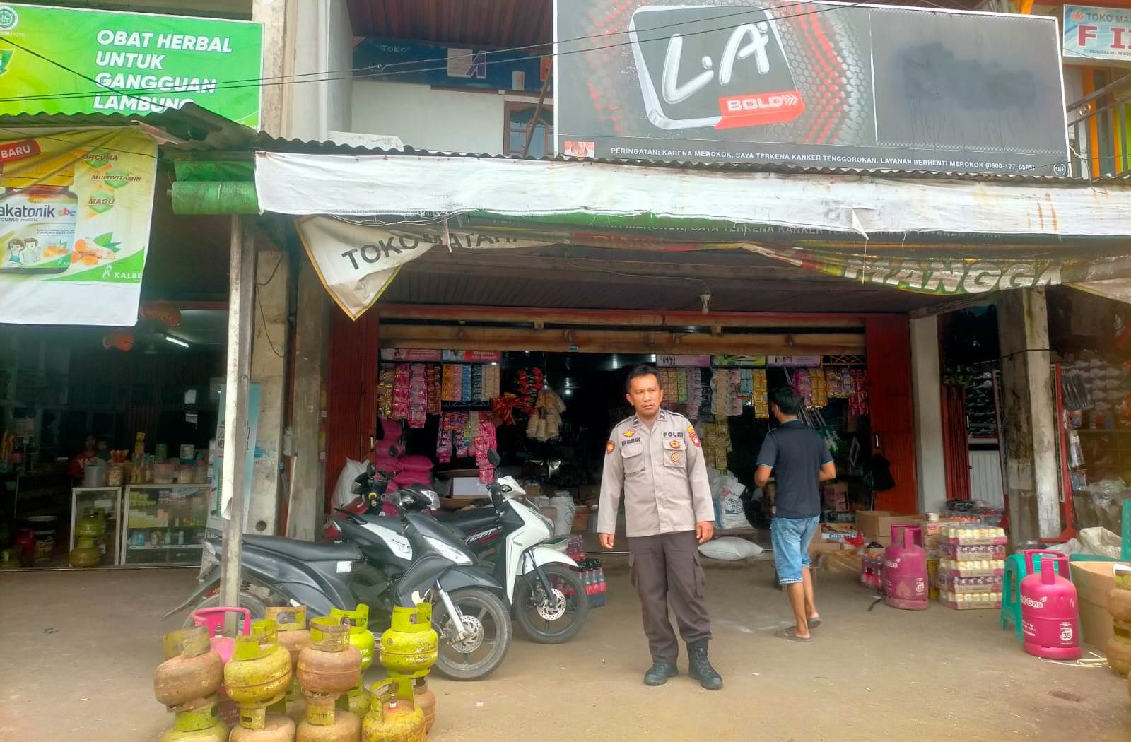Personel Polsek Parindu Gelar Patroli Kamtibmas, Ciptakan Rasa Aman di Desa Pusat Damai