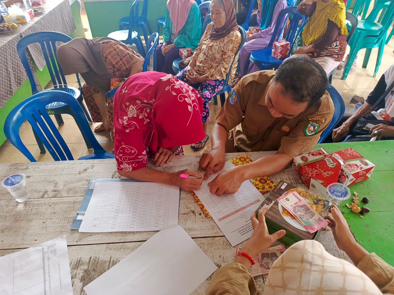 Pembagian penerima manfaat bantuan langsung tunai BLT-DD tahun 2025