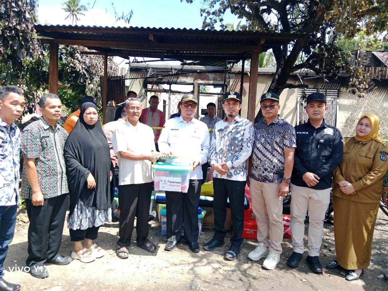Wabup Ahlul Badrito Resha Serahkan Bantuan untuk Korban Kebakaran di Mungka