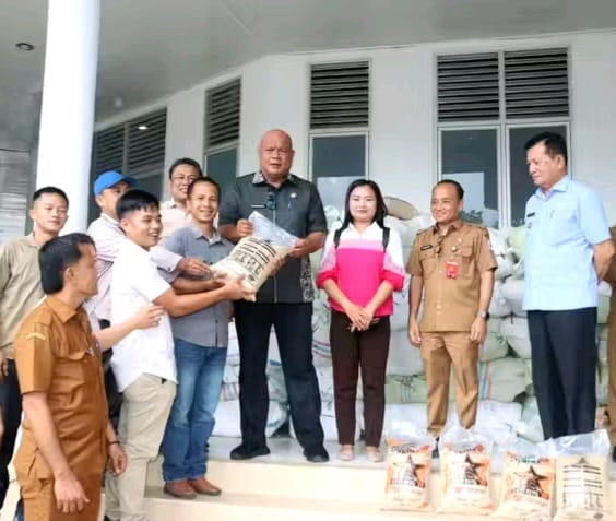 Penyerahan Bantuan Benih Padi Gogo Kepada Kelompok Tani Di Kabupaten Nias Utara