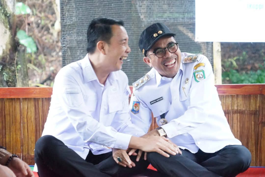 Wakil Bupati Kepahiang dan Bupati Rejang Lebong Launching Pusat Usaha Pendidikan Koppi-Sakti di Desa Batu Ampar   Pemerintah Daerah Kabupaten kepahiang starbpknews.id.,Bupati Kepahiang melalui Wakil Bupati Ir. Abdul Hafizh, M.Si dan Bupati Rejang Lebong M. Fikri Thobari meresmikan Pusat Usaha Pendidikan Koalisi Perempuan Petani Kopi Desa Kopi Tangguh Iklim (Koppi-Sakti) di Desa Batu Ampar, Kecamatan Merigi, Rabu (23/04/2025) pukul 14.00 WIB. Acara ini turut dihadiri oleh Kepala Dinas Pertanian Ir. Taufik dan Kepala Desa Batu Ampar, Harwan Iskandar.  Dalam sambutannya, Kepala Desa Batu Ampar Harwan Iskandar menyampaikan bahwa inisiatif menjadikan desanya sebagai Desa Kopi Tangguh Iklim dilatarbelakangi oleh tingginya emisi gas rumah kaca (GRK) yang dihasilkan dari aktivitas pertanian seperti CO2, CH4, dan NOx.  “Perubahan iklim telah memberikan dampak serius terhadap kehidupan petani, khususnya perempuan, dan juga kualitas serta kuantitas panen kopi. Kami merespons ini dengan aksi mitigasi dan adaptasi,” ujar Harwan.  Lebih lanjut, ia menjelaskan bahwa masyarakat telah menerapkan sistem pertanian polikultur (agroforestri), tidak membakar sampah organik, serta menghindari penggunaan pupuk dan pestisida kimia.  “Standar Kebun Kopi Tangguh Iklim di desa kami mengharuskan satu hektar lahan memiliki minimal 2.304 batang kopi, 625 tanaman sayuran atau rempah, 256 talas, lubang angin, dan penampung air hujan. Semua ini ditunjang dengan penggunaan pupuk organik dan pestisida nabati,” tambahnya.  Sementara itu, Wakil Bupati Ir. Abdul Hafizh, M.Si menyambut baik berdirinya Koppi-Sakti sebagai pusat pemberdayaan perempuan petani kopi dan peningkatan kualitas produksi kopi Kepahiang.  “Kami menyambut baik inisiatif ini sebagai langkah strategis dalam meningkatkan produktivitas kopi, baik dari segi kualitas maupun kuantitas,” sampai Wabup.  Wabup juga menekankan pentingnya pemberdayaan perempuan melalui pusat usaha dan pendidikan tersebut.  “Ini menjadi peluang besar bagi perempuan desa untuk berdaya secara ekonomi dan ekologi, sembari memberikan edukasi kepada petani perempuan dari luar desa tentang pentingnya menjaga lingkungan demi kualitas kopi Kepahiang,” lanjutnya.  Wakil Bupati juga menginstruksikan Dinas Pertanian agar memberikan dukungan penuh terhadap program ini.  “Saya minta Dinas Pertanian untuk memberikan dukungan, baik secara materiil maupun immateriil, demi kemajuan pusat ini,” tegas Wabup.  Ia berharap Koppi-Sakti bisa menjadi motor penggerak kemajuan pertanian kopi di Kepahiang.  “Dengan adanya Koppi-Sakti, kami berharap produksi kopi di Kepahiang meningkat signifikan dan pada akhirnya akan berdampak pada peningkatan ekonomi masyarakat,” pungkas Wabup.  Sementara itu, Bupati Rejang Lebong M. Fikri Thobari mengungkapkan siap berkolaborasi dalam kemajuan petani kopi di wilayah Kepahiang dan Rejang Lebong.  “Kita siap berkolaborasi untuk kegiatan ini. Dengan kolaborasi antar pemerintah daerah, pasti peningkatan ekonomi petani kopi bisa terwujud,” singkat Bupati Fikri.  Pewarta lio candra