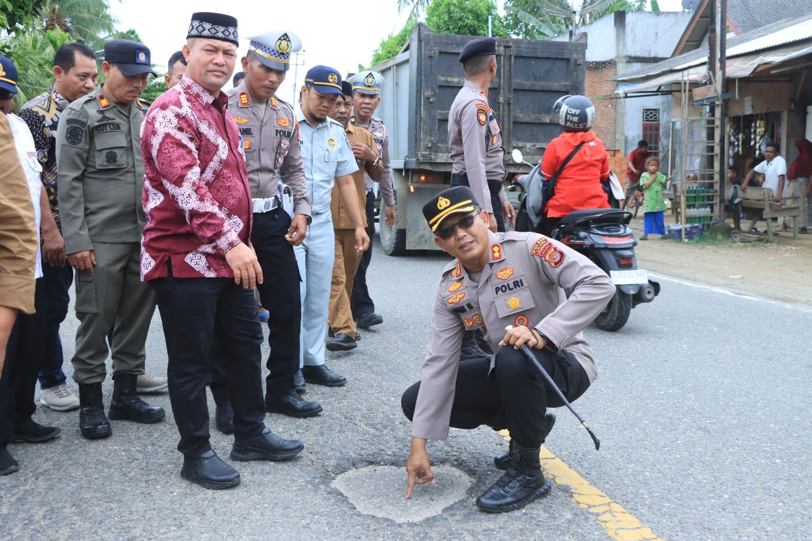 Cegah Kecelakaan Lalulintas, Kapolres Aceh Utara Bersama Bupati Turun Langsung Pasang Spanduk Himbauan