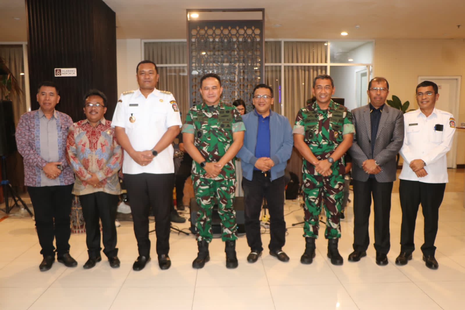 bupati kawasan Danao Toba sambut kedatangan pangdam/1 Bukit barisan di Kabupaten Toba