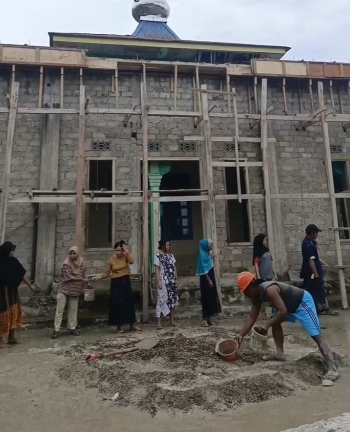 Semangat Gotong Royong Masyarakat Desa Sabatang Menuai Pujian
