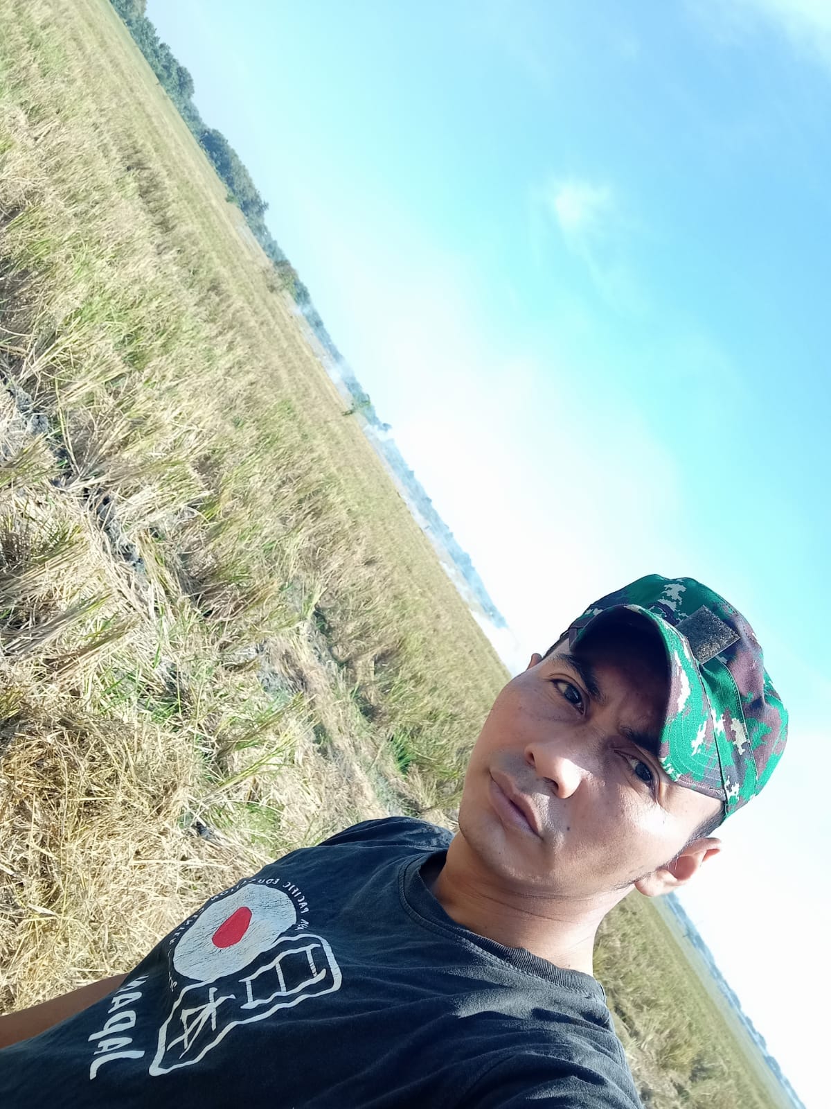 Petani dsn.Kedung Boto.Ds.Balongsari.Kec.Megaluh.Kab.Jombang, Kebiasaan yang “SALAH” membakar jerami yang sering dilakukan di tengah sawah bisa membuat tanah tidak gembur dan berpotensi pada timbulnya hama penyakit.