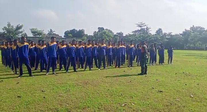 Babinsa Koramil 0825/09 Tegaldlimo, Gembleng Kedisiplinan dan Nasionalisme Siswa SMK Muhammadiyah 3 Melalui Pelatihan PBB dan Wawasan Kebangsaan