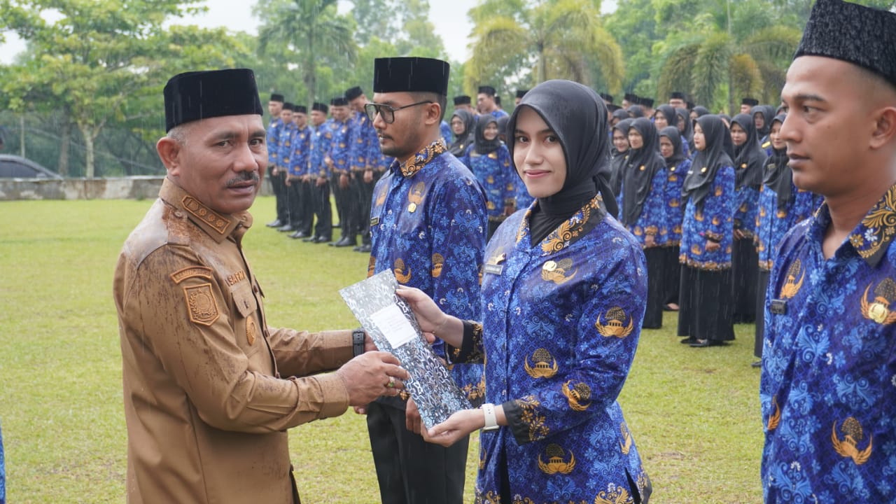 Bupati H. Safni Serahkan SK PPPK dan CPNS Formasi 2024, Rela Basah-basahan Demi ASN Baru