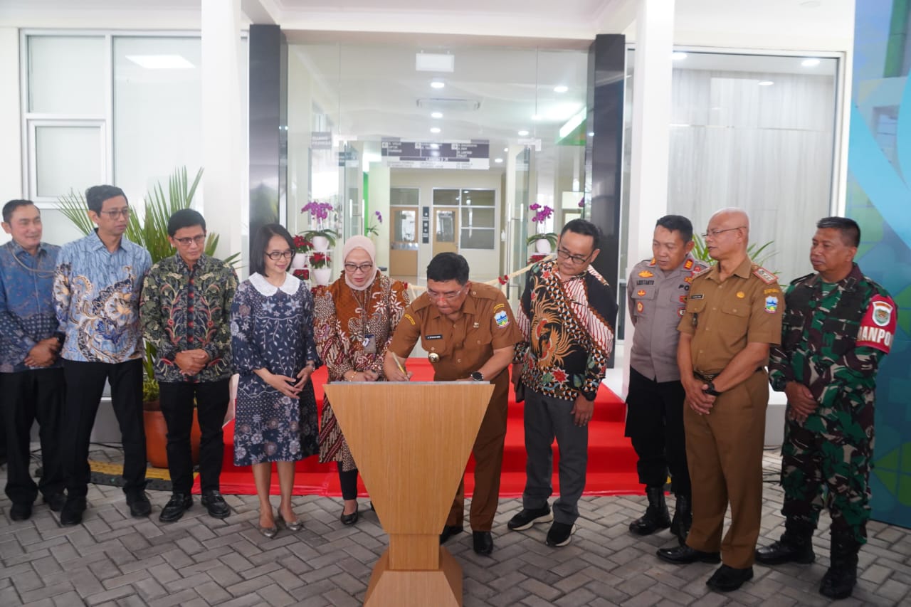 Bupati Garut Dr. Ir. H. Abdusy Syakur Amin, M.Eng, Resmikan Klinik Utama Mata Cicendo Garut 2, Wujud Komitmen Pemerintah Pusat dan Daerah dalam Meningkatkan Kesehatan Masyarakat   Garut – Bupati Garut, Dr. Ir. H. Abdusy Syakur Amin, M.Eng meresmikan Klinik Utama Mata Cicendo Garut 2, yang berlokasi di Klinik Utama RS Cicendo, Jalan Otista, Kecamatan Tarogong Kidul, Kabupaten Garut, Selasa 29 April 2025.  “Rangkaian acara peresmian ini juga diisi dengan kegiatan bakti sosial berupa pemberian kacamata gratis kepada 215 siswa dan siswi dari 2 Sekolah Dasar (SD) dan 1 Madrasah Tsanawiyah (MTS) yang sebelumnya telah menjalani pemeriksaan mata,”  Menurut Bupati Garut, peresmian ini merupakan wujud komitmen pemerintah pusat dan daerah dalam meningkatkan pelayanan kesehatan, khususnya kesehatan mata di Kabupaten Garut, Ungkapnya.  Selain itu, Ia menekankan bahwa peresmian klinik ini, merupakan bentuk kerja sama yang sangat baik dalam upaya meningkatkan pelayanan kesehatan dan menambah jumlah unit pelayanan kesehatan.  “Kita bangsa Indonesia ingin meningkatkan kualitas SDM ini melalui kesehatan dan kita tahu bahwa mata salah satu indikator kesehatan yang baik. Bapak/ibu, kalau mata kita terganggu, kita tidak bisa menikmati keindahan alam ini,” Ujar Syakur.  Ia berharap peresmian Klinik Utama Mata Cicendo Garut 2 ini, dapat memberikan manfaat yang besar bagi seluruh masyarakat Kabupaten Garut.   Ia menegaskan bahwa pemerintah saat ini sedang gencar-gencarnya meningkatkan kualitas sumber daya manusia dan berharap keberadaan klinik mata ini dapat segera disosialisasikan kepada masyarakat.  “Bahwa sekarang yang ingin mendapatkan pelayanan mata itu tidak harus jauh ke Bandung dan tempatnya sangat nyaman serta strategis,” Tuturnya.  Sementara itu, Direktur Utama Pusat Mata Nasional (PMN) Rumah Sakit (RS) Mata Cicendo Bandung, Antonia Kartika, menjelaskan bahwa gangguan penglihatan dan kebutaan masih menjadi masalah kesehatan yang signifikan di Indonesia, Ucapnya.  Berdasarkan survey Revisional Survey on Blindness and Visual Impairment in Indonesia tahun 2014-2017 yang dipublikasikan secara internasional pada tahun 2021, prevalensi kebutaan di Indonesia mencapai 3%, dengan 80% penyebabnya adalah katarak, diikuti oleh retinopati diabetik, glaukoma, dan gangguan refraksi yang belum terkoreksi, Jelasnya.  Sebagai pusat mata nasional dengan peringkat teratas sejak tahun 2009, RS Mata Cicendo memiliki tanggung jawab untuk mengatasi masalah tersebut.  Lanjut Antonia menjelaskan, bahwa sesuai instruksi Menteri Kesehatan pada April 2021, RS Mata Cicendo harus mendirikan klinik-klinik utama di Jawa Barat dan luar Jawa Barat untuk mendekatkan pelayanan kesehatan mata kepada masyarakat.  Di akhir sambutannya, Antonia Kartika menyampaikan rasa terima kasih kepada Bupati Garut dan Sekretaris Daerah Kabupaten Garut atas hibah berupa gedung untuk klinik utama ini.   Ia berharap Klinik Utama Mata Cicendo Garut 2 dapat melayani pasien dengan baik dan meningkatkan kualitas pelayanan kesehatan mata di Kabupaten Garut. Pungkasnya.  Jurnalis : (Beni)