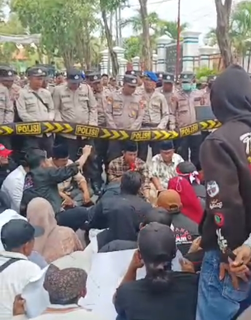 Warga Sampang Gelar Aksi Unjuk Rasa Tuntut Pelaksanaan Pilkades