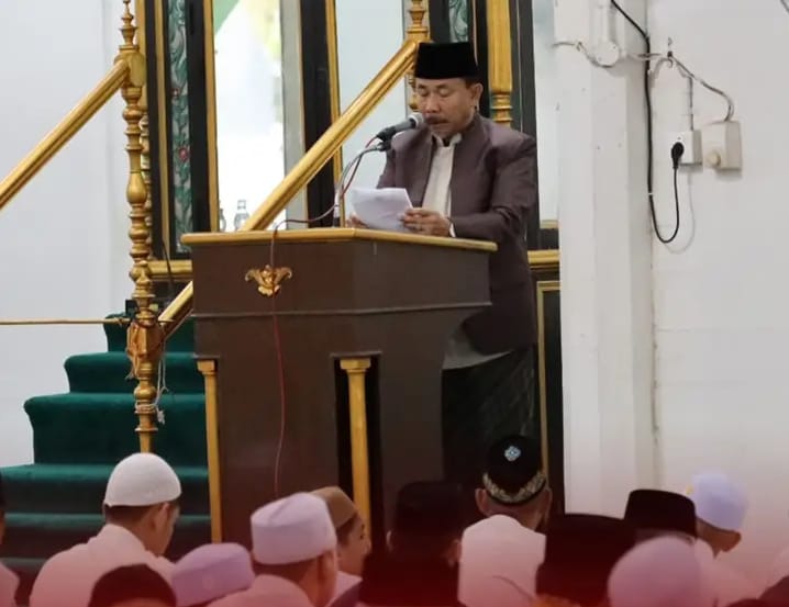 Sekda Kukar dan Keluarga Sholat Idul Fitri 1446 H di Masjid Jami Adji Amir Hasanoeddin