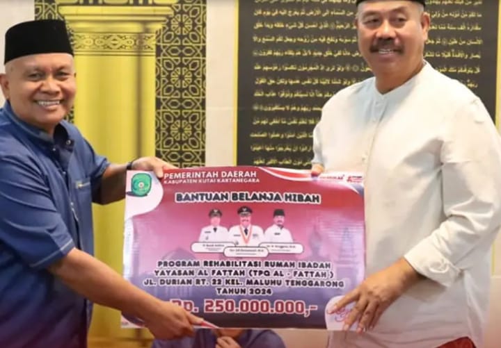 Safari Subuh di Musholla Al Fattah, Bupati Serahkan Bantuan Hibah