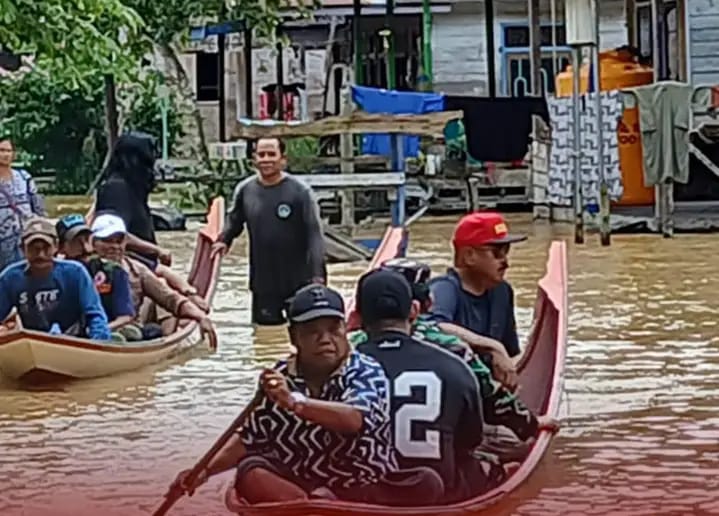Bupati Kukar Tinjau Banjir dan Serahkan Bantuan di Kecamatan Loa Kulu