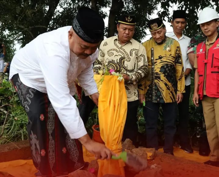 Letakkan Batu Pertama Pembangunan Jembatan Pendamping , Bupati Minta Jangan Tunda Pengerjaan