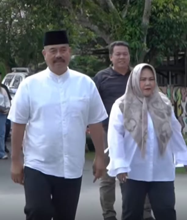 Bupati Edi Damansyah Tiba Di TPS Sekitar Pukul 10.00. Bupati Disambut Oleh Petugas KPPS Dan Langsung Menuju Bilik Suara.