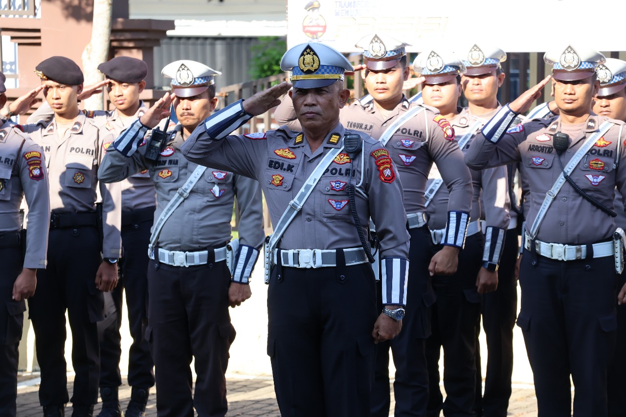 Kapolresta Pontianak Pimpin Apel Kenaikan Pangkat Penghargaan dan Purna Bhakti Personel