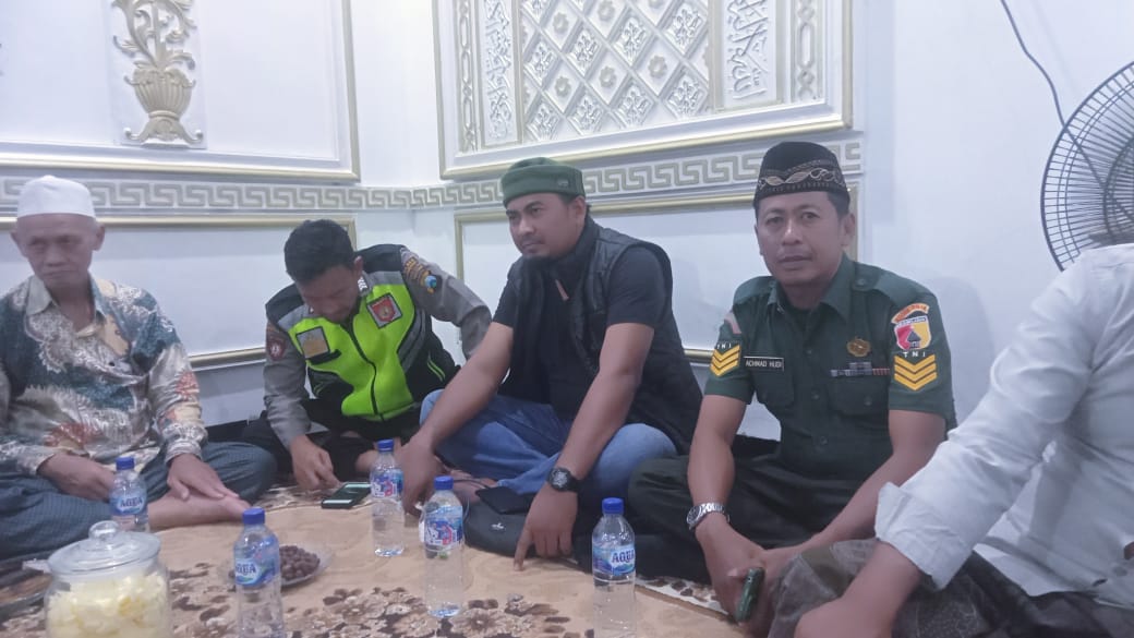 Babinsa Koramil 0814/19 Megaluh dan Babinkamtibmas, Komsos Bersama Tokoh Agama serta Tokoh Masyarakat Di Wilayah Binaan*