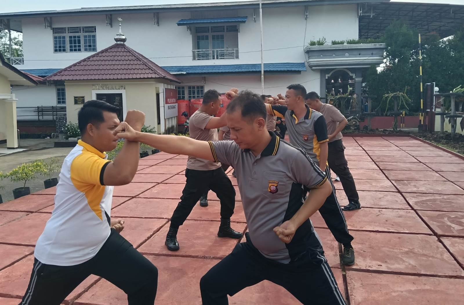 Polsek Kembayan Gelar Olahraga Pagi dan Latihan Beladiri
