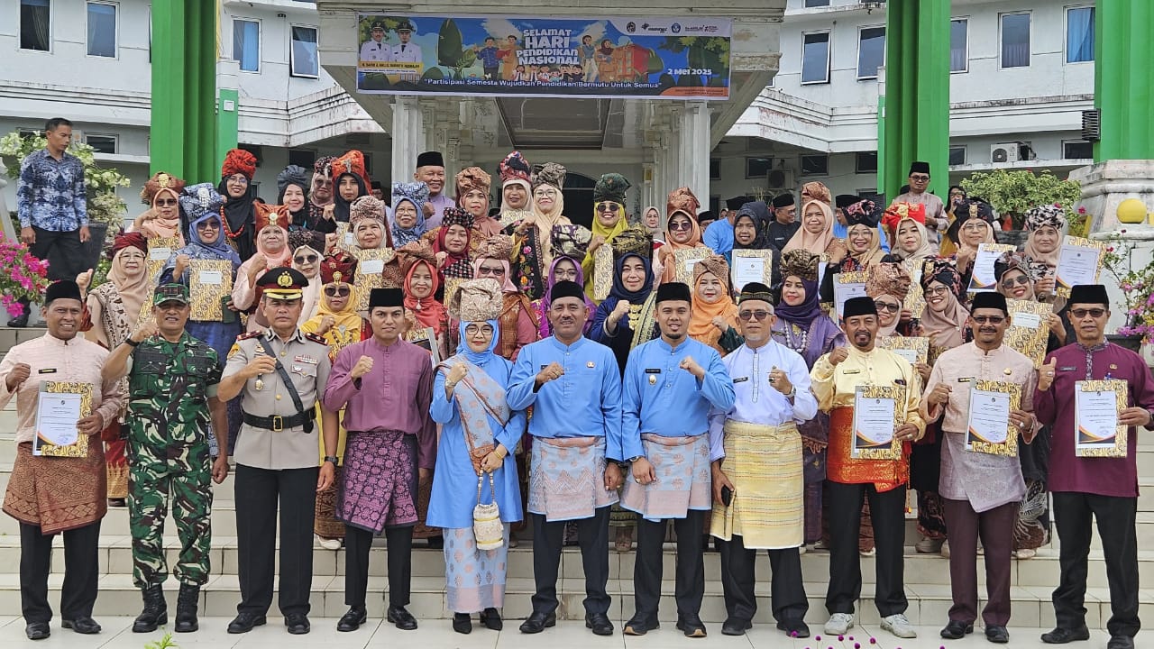 Lima Puluh Kota Apresiasi Pelaku Pendidikan dalam Peringatan Hardiknas 2025