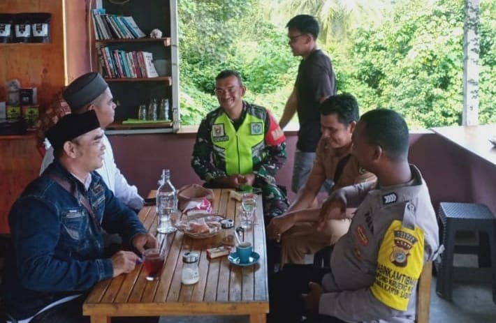 Babinsa Gampong Koramil 02/Sukakarya Gelar Komsos Bersama Tokoh Masyarakat, Pererat Kedekatan Jalin Kekompakan