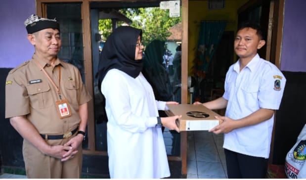 Bupati Banyuwangi Apresiasi Perjuangan Agus, Guru Muda yang Entaskan Anak Putus Sekolah di Pelosok