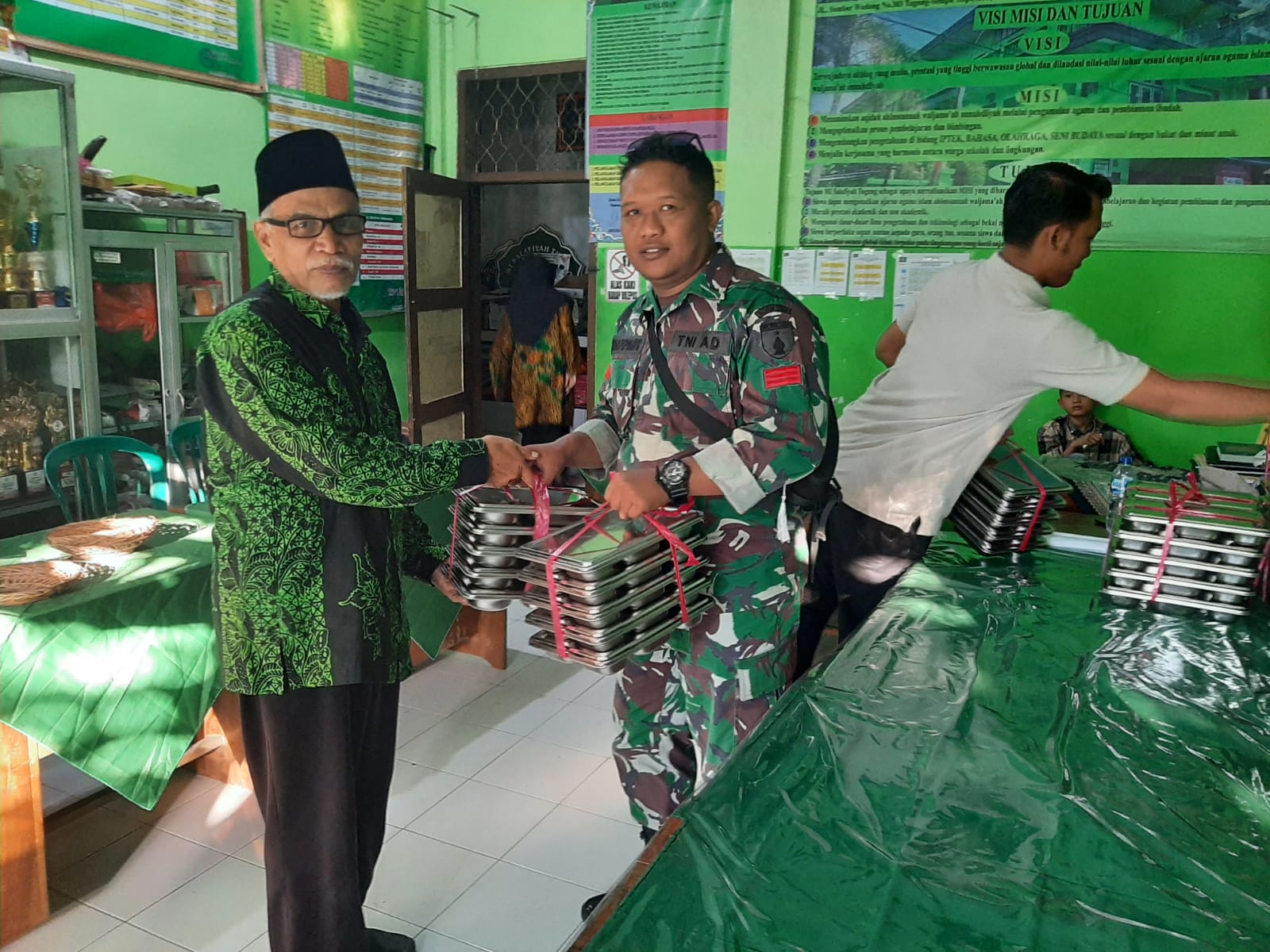 Koramil 0825/19 Sempu Laksanakan Pendampingan Perindistribusian Makanan Bergizi Untuk 3.492 Siswa Di Kecamatan Sempu