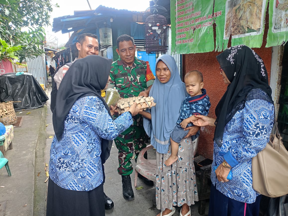 Babinsa Koramil 02/Sukakarya dan Bhabinkamtibmas Dampingi Petugas BKKBN Kota Sabang Dalam Kegiatan “GENTING” di Gampong Kuta Barat