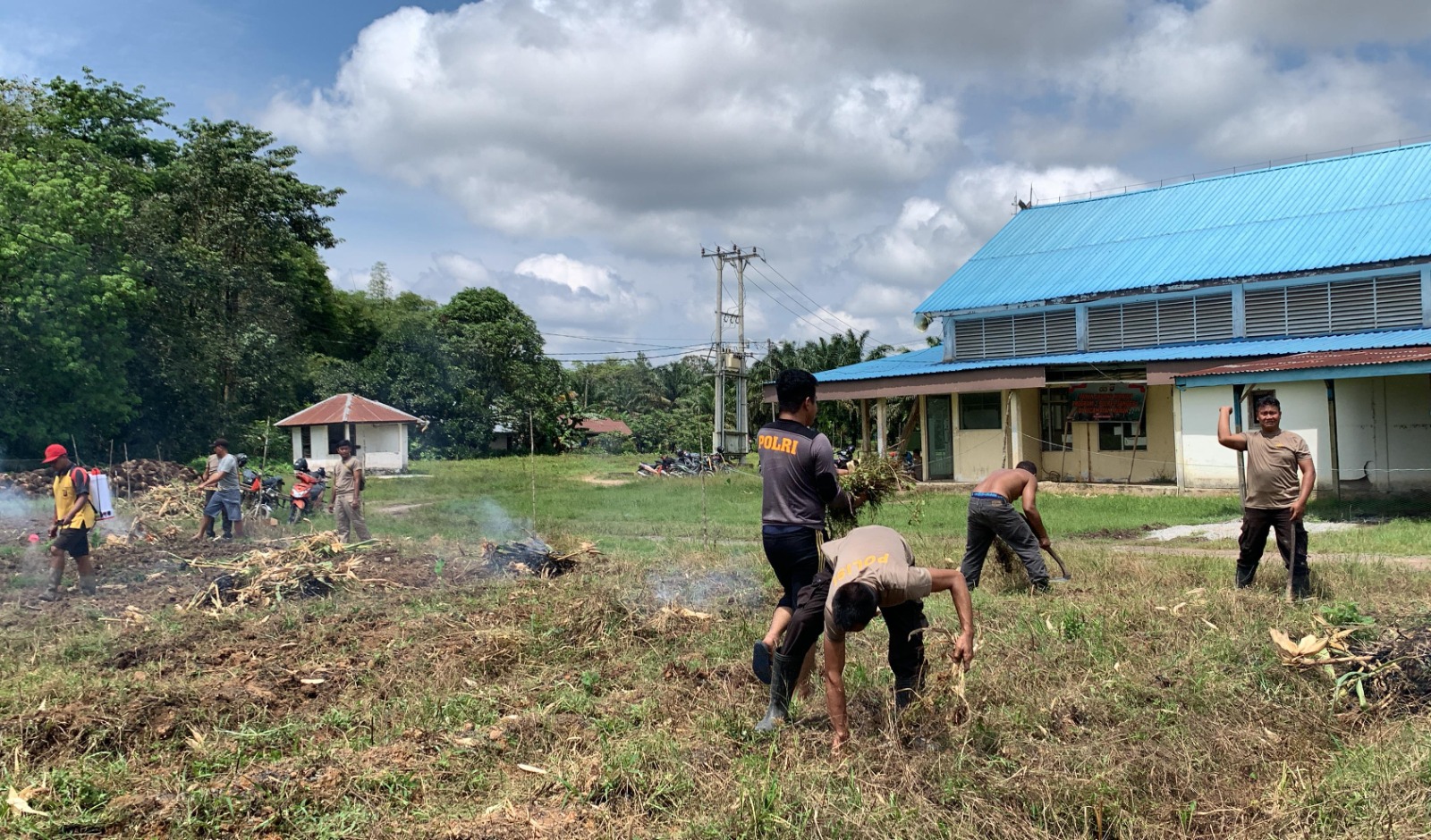 Polsek Mukok Galakkan Ketahanan Pangan, Buka Lahan dan Produksi Pupuk untuk Penanaman Jagung Hibrida