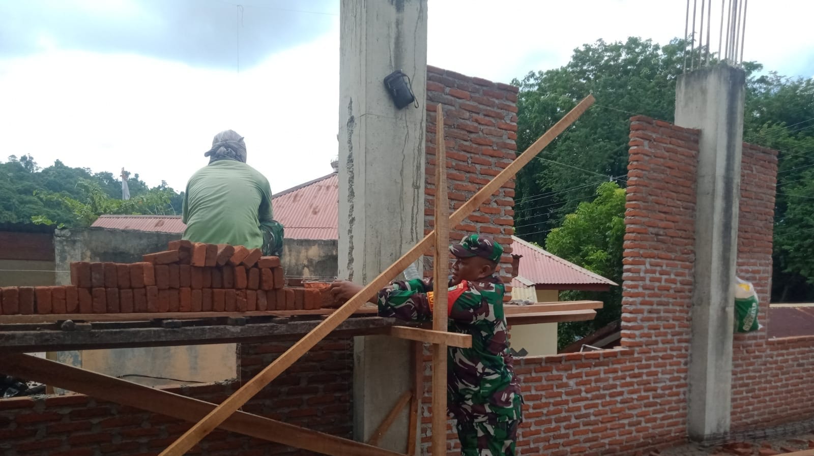 Babinsa 06 Gampong Kuta Timu Bantu Warga Bangun Homestay di Jurong Perikanan
