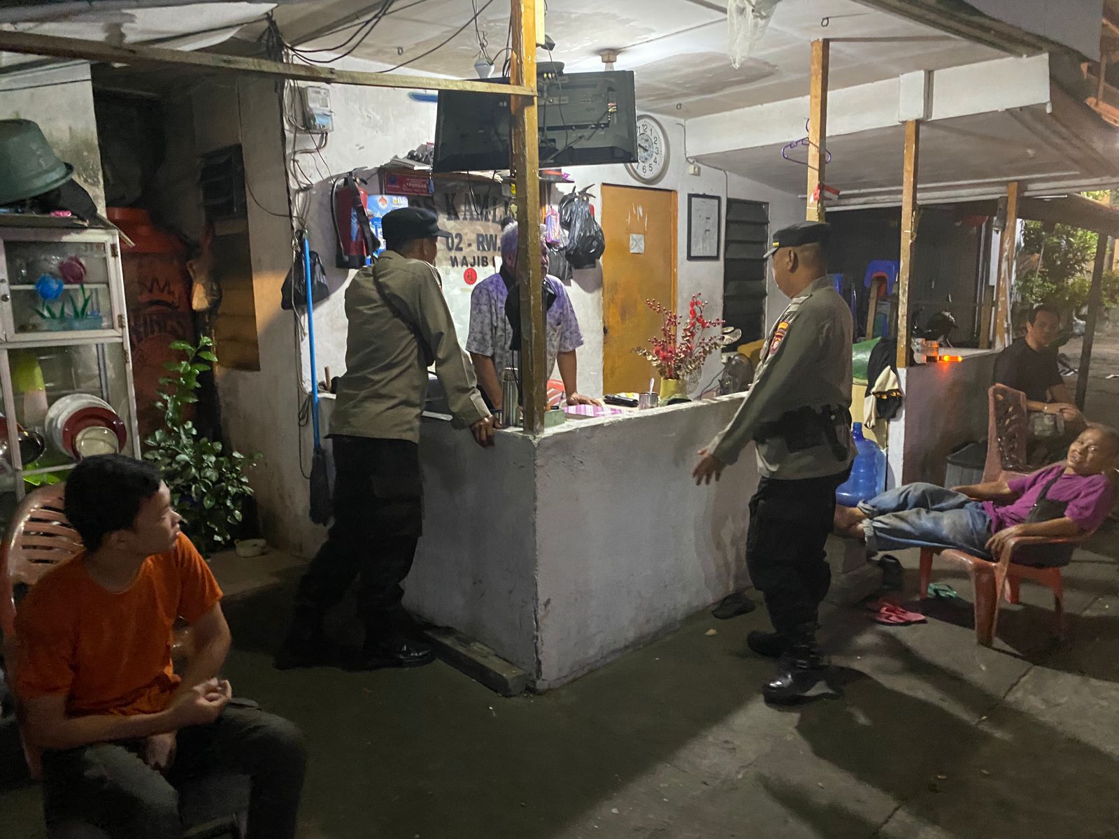 Personel Polresta Pontianak Sambangi Petugas Keamanan di Jl. Ismail Marzuki, Antisipasi Aksi Premanisme
