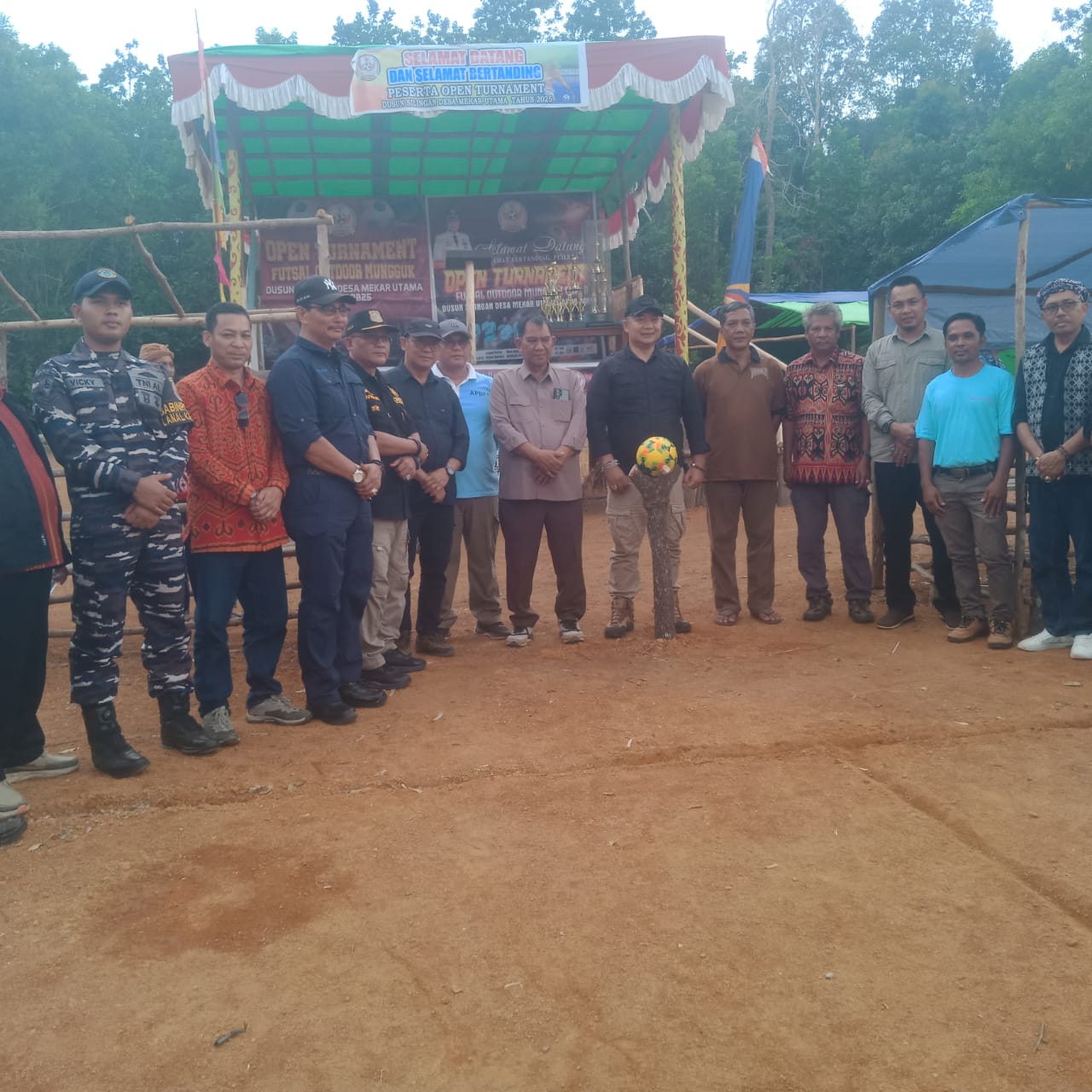 Bupati Ketapang dan Forkompincam Serta Toko Adat Hadiri Pembukaan Turnamen Futsal di Ketapang