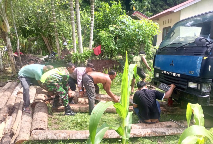 Babinsa Koramil 01/Sukajaya Bersama Bhabinkamtibmas Bantu Warga Evakuasi Mobil Terperosok, Wujud Nyata Semangat Gotong Royong.