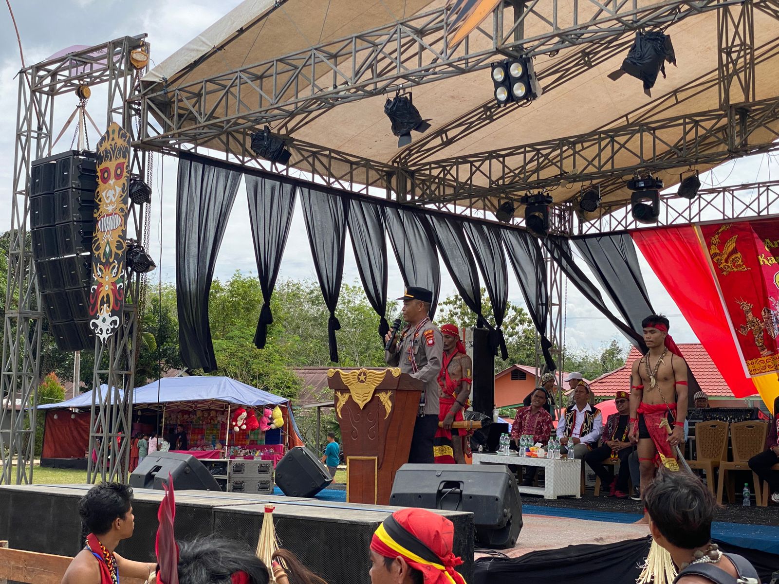Kapolsek Belimbing Ajak Jaga Kamtibmas  Gawai Dayak Tutup Tahun di Desa Batu Nanta