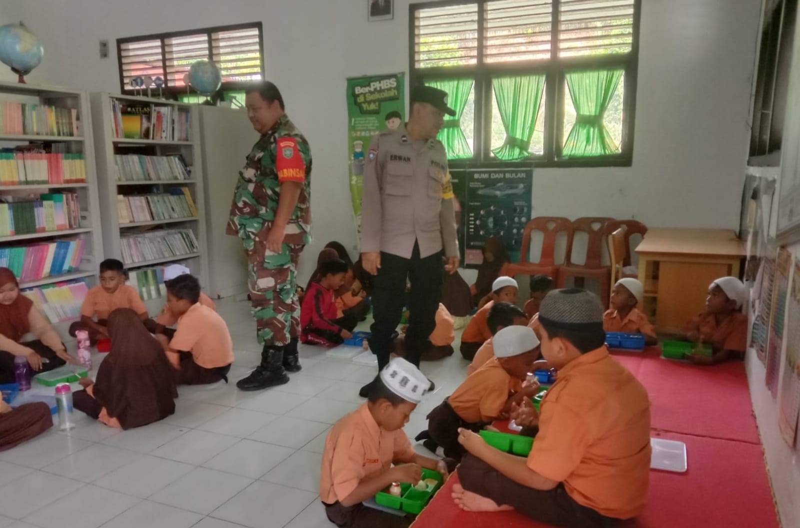 Babinsa Koramil 01/Sukajaya Bersama Bhabinkamtibmas Monitor Pelaksanaan Makan Bersama Makanan Bergizi Sehat di Sekolah MIS